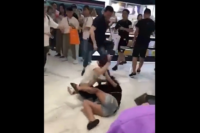 한국 면세점서 난투극을 벌인 중국인들