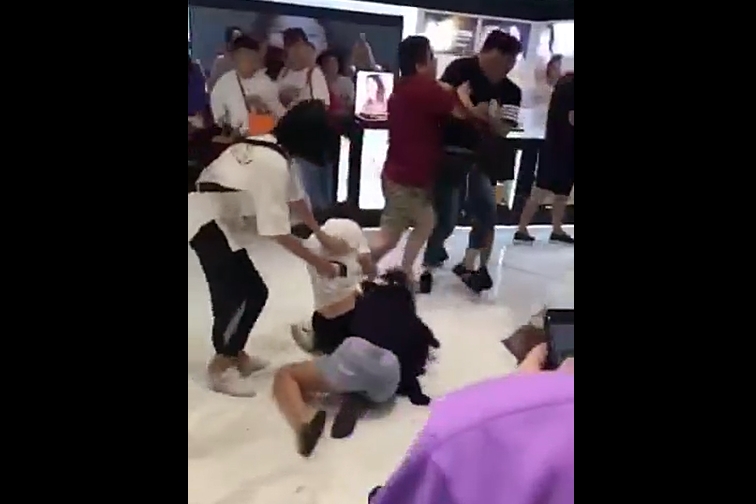 한국 면세점서 난투극을 벌인 중국인들