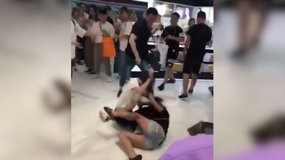 한국 면세점서 난투극을 벌인 중국인들