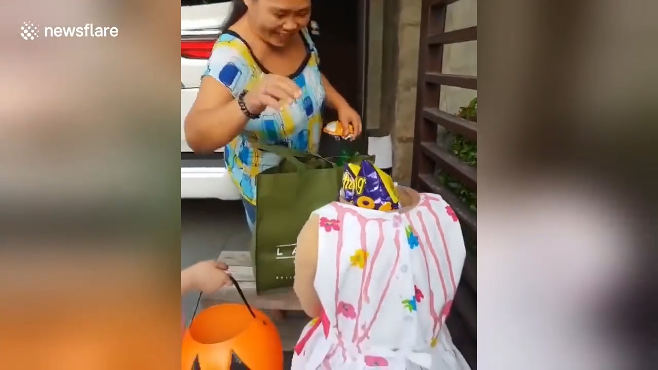 할로윈을 맞아 목이 없는 모습을 연출한 아이 모습(유튜브 영상 캡처)