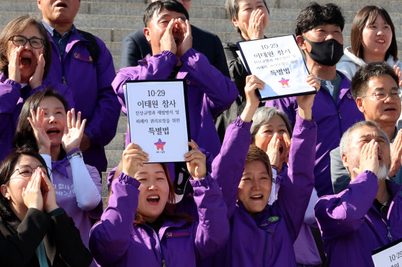 2일 오후 국회 본청 계단 앞에서 열린 10.29 이태원참사 특별법 여야 합의 처리에 대한 유가족 입장발표 기자회견에서 유가족들이 법안 통과를 환영하며 함성을 지르고 있다.  2024.5.2 연합뉴스
