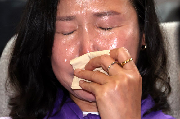 이태원참사 유가족이 2일 국회에서 열린 본회의에서  ‘이태원 참사 진상규명 특별법’이 여야 합의로 상정되자 눈물을 흘리고 있다. 2024.5.2 연합뉴스