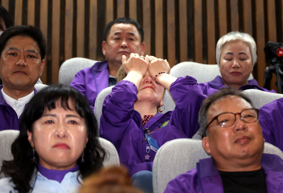 2일 국회에서 열린 본회의에서 여야 합의로 ‘이태원 참사 진상규명 특별법’이 통과되자 방청석에 앉아있던 이태원참사 유족들이 눈물을 흘리고 있다. 2024.5.2 연합뉴스