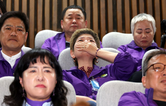 2일 국회에서 열린 본회의에서 여야 합의로 ‘이태원 참사 진상규명 특별법’이 통과되자 방청석에 앉아있던 이태원참사 유족들이 눈물을 흘리고 있다. 2024.5.2 연합뉴스