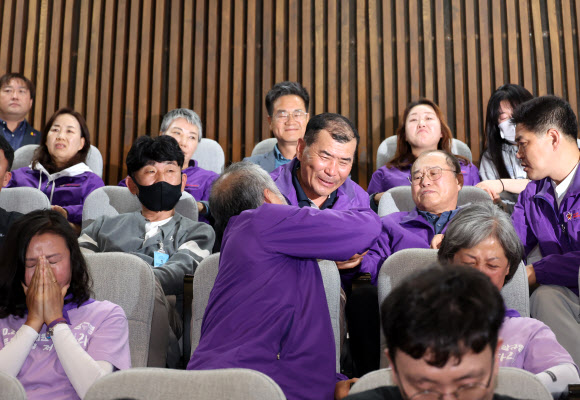 2일 국회에서 열린 본회의에서 여야 합의로 ‘이태원 참사 진상규명 특별법’이 통과되자 방청석에 앉아있던 이태원참사 유족들이 서로 위로하고 있다. 2024.5.2 연합뉴스