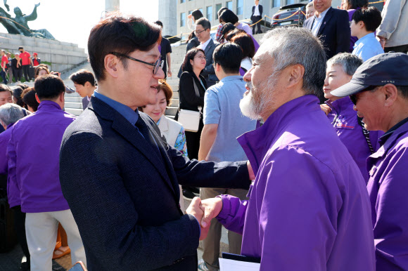 더불어민주당 홍익표 원내대표가 2일 오후 국회 본청 계단 앞에서 열린 10.29 이태원참사 특별법 여야 합의 처리에 대한 유가족 입장발표 기자회견에서 이정민 10.29 이태원 참사 유가족협의회 위원장을 위로하고 있다. 2024.5.2 연합뉴스