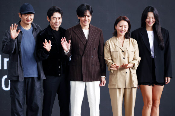 3일 오후 부산 해운대구 영화의 전당에서 열린 제27회 부산국제영화제(BIFF) 영화 ‘보통의 가족’ 오픈 토크에서 감독 및 배우들이 포즈를 취하고 있다. 왼쪽부터 허진호 감독, 설경구, 장동건, 김희애, 수현. 2024.10.3 연합뉴스