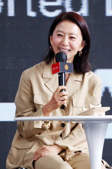 배우 김희애가 3일 오후 부산 해운대구 영화의 전당에서 열린 제27회 부산국제영화제(BIFF) 영화 ‘보통의 가족’ 오픈 토크에서 질문에 답하고 있다. 2024.10.3 연합뉴스