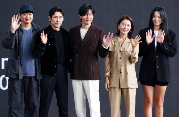 3일 오후 부산 해운대구 영화의 전당에서 열린 제27회 부산국제영화제(BIFF) 영화 ‘보통의 가족’ 오픈 토크에서 감독 및 배우들이 포즈를 취하고 있다. 왼쪽부터 허진호 감독, 설경구, 장동건, 김희애, 수현. 2024.10.3 연합뉴스