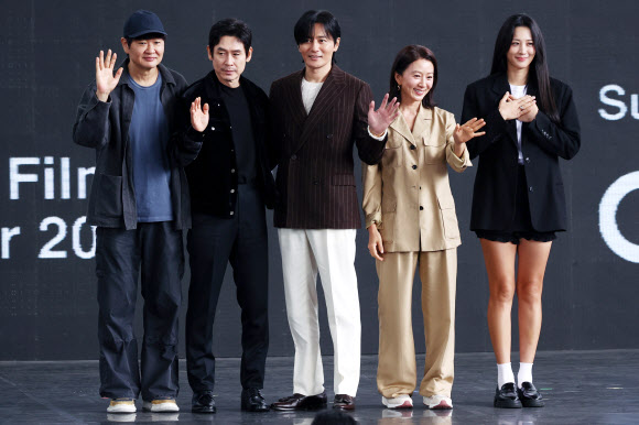 3일 오후 부산 해운대구 영화의 전당에서 열린 제27회 부산국제영화제(BIFF) 영화 ‘보통의 가족’ 오픈토크에서 감독 및 배우들이 포즈를 취하고 있다. 왼쪽부터 허진호 감독, 설경구, 장동건, 김희애, 수현. 2024.10.3 연합뉴스