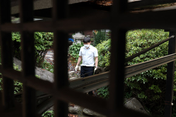 김건희 여사 관련 의혹들을 수사하는 민중기 특별검사팀이 15일 서울 역삼동 건진법사 전성배 씨의 법당에 대한 압수수색에 나선 가운데 법당에서 특검 관계자가 분주히 움직이고 있다. 2025.7.15. 연합뉴스