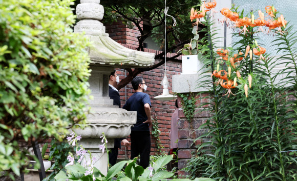 김건희 여사 관련 의혹들을 수사하는 민중기 특별검사팀이 15일 서울 역삼동 건진법사 전성배 씨의 법당에 대한 압수수색에 나선 가운데 법당에서 특검 관계자들이 분주히 움직이고 있다. 2025.7.15. 연합뉴스