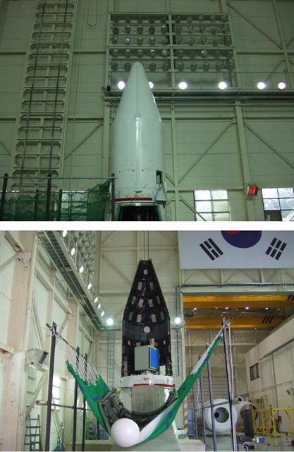 위성궤도 진입에 실패한 나로호의 문제를 찾기 위해 항공우주연구원 연구팀이 페어링 비정상 분리실험을 하는 모습. 연구팀은 페어링이 비정상으로 분리된 원인을 규명하기 위해 시험용 페어링을 따로 제작해 7회에 걸쳐 분리시험을 실시했다. 한국항공우주연구원 제공