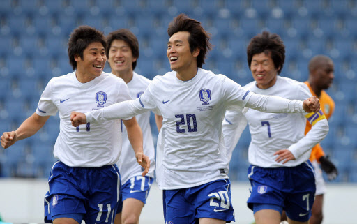 라이언킹 시원한 선취골 축구 대표팀의 스트라이커 이동국(가운데)이 3일 밤 영국 런던 로프터스 로드 경기장에서 열린 코트디부아르와 A매치에서 전반 6분에 시원한 선취골을 터뜨린 후 환호하고 있다. 런던 연합뉴스