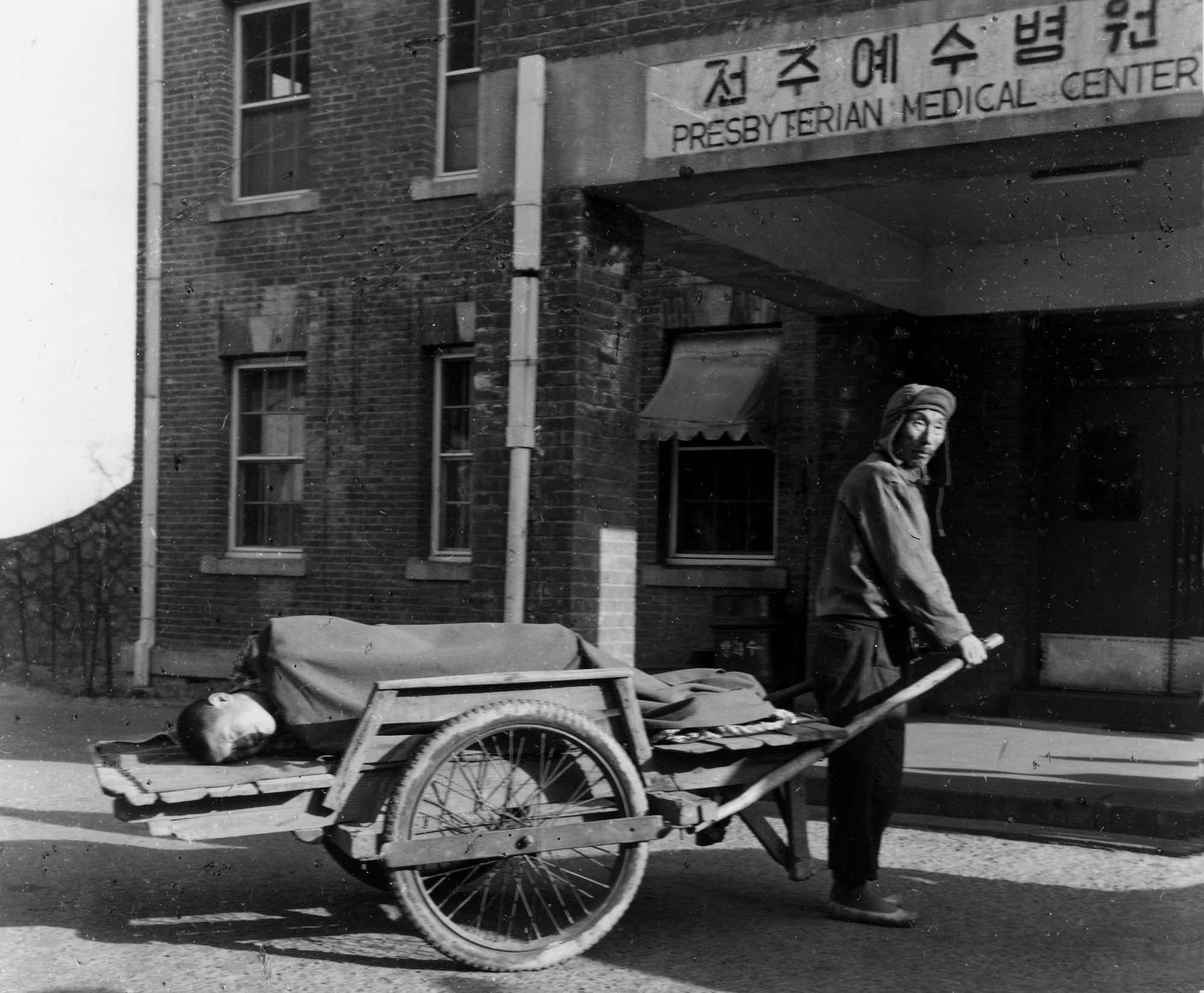 예수병원 최초 구급차(1950년대) 전주 예수병원 제공