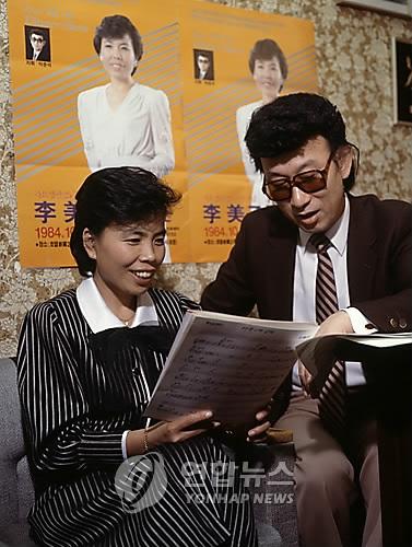 작곡가 박춘석씨(오른쪽)와 가수 이미자씨. 연합뉴스