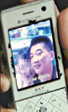 31일 열린 ‘천안함 실종자 가족협의회’ 기자회견 도중 한 실종자 가족이 휴대전화를 열고 실종자의 사진을 보고 있다. 손형준기자 boltagoo@seoul.co.kr