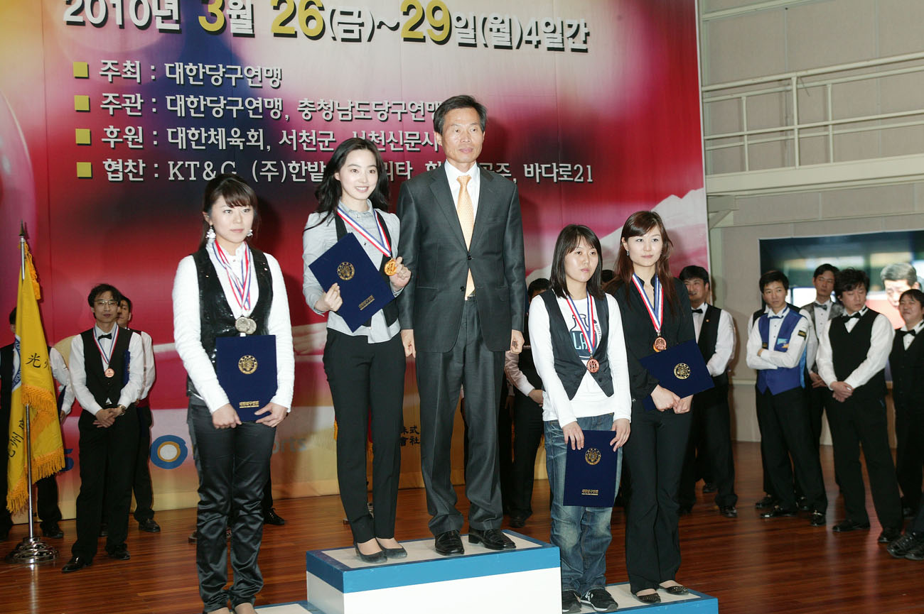 나소열 서천군수가 지난달 29일 한산면 옛 성실중학교 강당에서 열린 ‘제1회 한산모시 대한당구연맹회장배 전국당구대회’ 시상식에 참석했다. 서천군청 제공