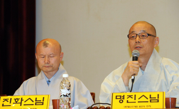 30일 서울 견지동 불교역사문화기념관에서 열린 ‘봉은사 직영사찰 지정에 관한 토론회’에서 봉은사 주지인 명진(오른쪽) 스님이 발언하고 있다. 김태웅기자 tuu@seoul.co.kr