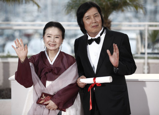 칸영화제 각본상을 수상한 이창동 감독(오른쪽)과 배우 윤정희. AP=연합뉴스
