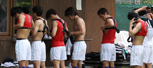 한국 축구대표팀이 27일 오스트리아 노이슈티프트 캄플훈련장에서 첫 훈련을 시작하기에 앞서 무선체력측정기를 가슴에 부착하고 있다.  노이슈티프트 연합뉴스