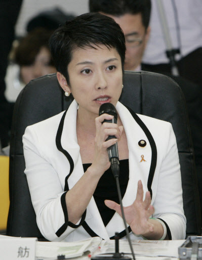 일, 대만계 모델 출신 각료 내정 ‘눈길’ 간 나오토(菅直人) 일본 신임 총리는 5일 대만계 일본인으로 모델.언론인 출신인 참의원 초선 렌호(蓮舫.42) 의원을 소비자담당상으로 내정했다고 발표했다. 사진은 4월27일 ‘예산재배분’ 사업에서 관료들을 상대로 질문하는 렌호 의원. . 도쿄 교도=연합뉴스