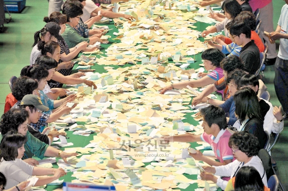 전국 동시지방선거가 실시된 지난 2일 서울 송파구 잠실학생체육관에서 개표가 진행되고 있다. 도준석기자 pado@seoul.co.kr
