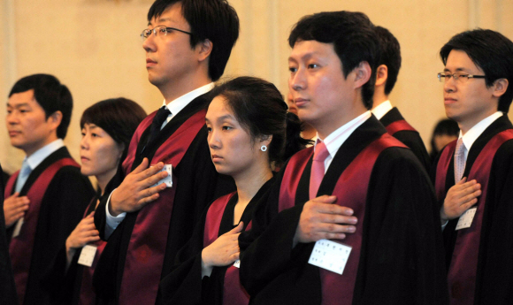 신임검사 임관식 신임 검사 22명이 7일 정부과천청사에서 열린 임관식에서 국기에 대한 경례를 하고 있다. 이들은 법조경력 2~6년차로, 3차에 걸쳐 심층면접을 통해 선발됐다. 김태웅기자 tuu@seoul.co.kr