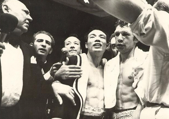 1974년 남아공 더반에서 열린 세계복싱협회(WBA) 밴텀급 타이틀전에서 아널드 테일러를 15회 판정승으로 누르고 챔피언에 등극한 홍수환(가운데). 서울신문 포토라이브러리