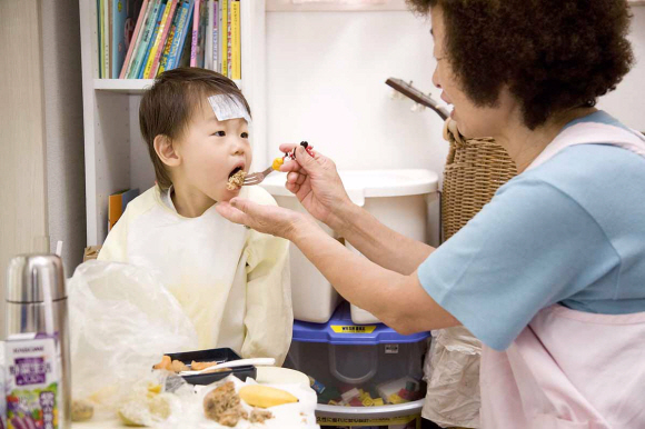 일본의 사회적 기업 플로렌스의 한 보육사가 부모를 대신해 아픈 어린이를 돌봐주고 있다. 플로렌스 제공