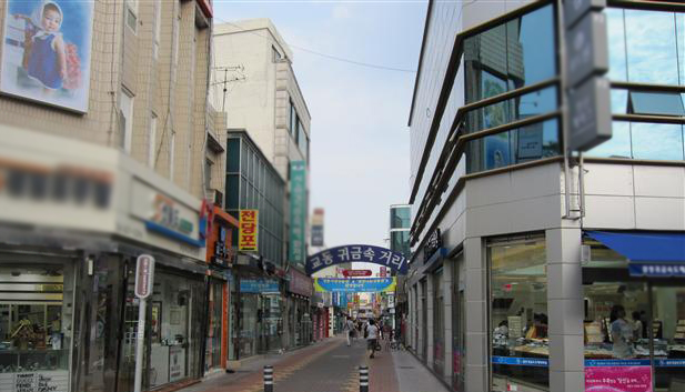 대구 동성로의 귀금속거리. 가격이 저렴하고 디자인이 다양해 외국인은 물론 젊은이들이 많이 찾고 있다.