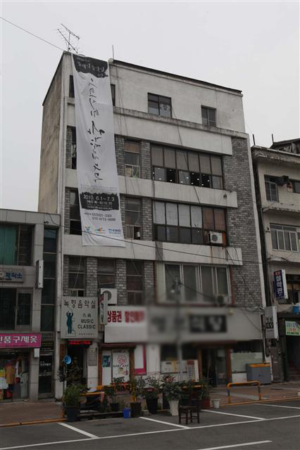 우리나라 최초의 고전음악감상실인 녹향. 6·25전쟁이 나면서 명소가 되었으나 1980년대부터 내리막길을 걸었다.