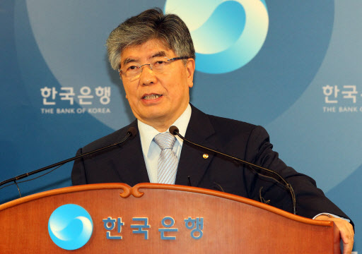 김중수 한국은행 총재가 9일 서울 소공동 한국은행 기자실에서 금리인상 배경에 대해 설명하고 있다. 한은 금통위는 이날 정례회의를 열어 통화정책 방향을 논의하고 기준금리를 사상 최저 수준인 연 2.0%에서 2.25%로 인상했다.  연합뉴스