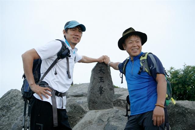 산악인 엄홍길 대장과 홍명보 한국올림픽축구대표팀 감독이 속리산 천왕봉에서 함께 사진을 찍고 있다. MBC라이프 제공