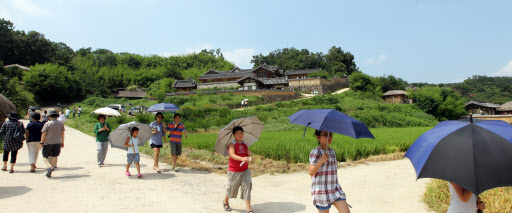 1일 ‘한국의 역사마을’로서 유네스코 세계문화유산에 등재된 경북 경주 양동마을에 평소보다 많은 관광객들의 발길이 이어지고 있다. 경주 연합뉴스