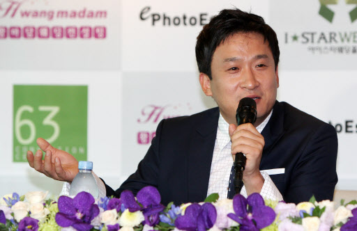 개그맨 겸 MC 서경석이 2일 오후 여의도 63빌딩에서 결혼기자회견을 열어 그간의 연애담과 결혼소식을 전하며 즐거워하고 있다. 연합뉴스