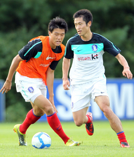 막내 vs 최고참 축구국가대표팀 막내 석현준(왼쪽·19)이 3일 파주 대표팀트레이닝센터에서 이란전을 앞두고 열린 첫 훈련에서 팀의 최연장자인 이영표(33)와 공을 다투고 있다. 연합뉴스