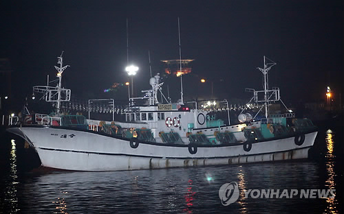 속초항으로 들어오는 대승호 지난달 동해 대화퇴어장 근해에서 북한 경비정에 나포된 ‘대승호’와 선원들이 7일 오후 속초항으로 30일만에 입항하고 있다. 속초=연합뉴스