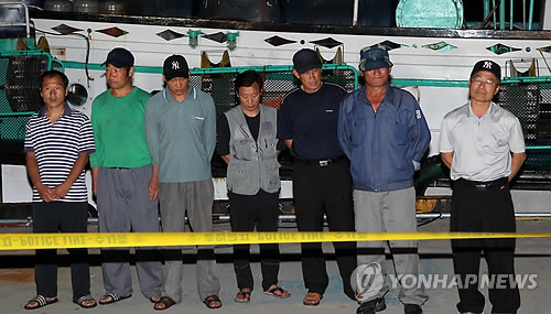 속초항으로 귀환한 대승호 선원 지난달 동해 대화퇴어장 근해에서 북한 경비정에 나포된 ‘대승호’가 7일 오후 속초항으로 30일만에 입항한 가운데 선원들이 내리고 있다. 속초=연합뉴스