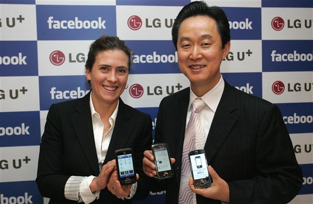 3일 서울 태평로 한국프레스센터에서 김철수(오른쪽) LG유플러스 컨버전스사업단 부사장과 엘리슨 로젠틀 페이스북 통신총괄책임자가 페이스북 기능이 강화된 LG유플러스 단말기를 소개하고 있다. LG유플러스 제공