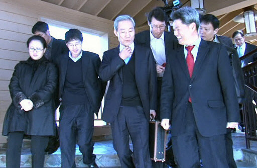 인터뷰하는 김종훈 통상교섭본부장 한미 자유무역협정(FTA) 쟁점현안 해결을 위한 3일째 협상에 들어간 2일(현지시간) 미국 메릴랜드주 컬럼비아의 한 호텔에서 회의를 마친 김종훈 통상교섭본부장이 기자들의 질문에 답하고 있다.  연합뉴스