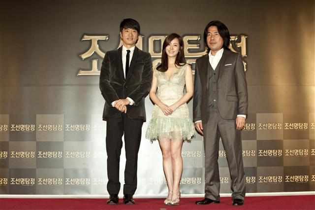 ‘조선 명탐정-각시 투구꽃의 비밀’의 주역들이 지난 21일 열린 제작보고회에서 기자들의 질문에 답하고 있다. 왼쪽부터 김명민, 한지민, 오달수.