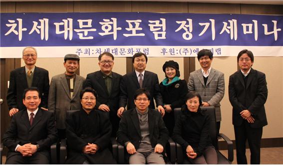 앞줄 왼쪽부터 전수익 대표, 한한국 작가, 구제모 상무, 김영혜 대표, 뒷줄 왼쪽부터 권영후 교수, 이각규 소장, 박정배 교수, 서구원 교수, 윤소천 시인, 안용남 대표, 장진수 대표