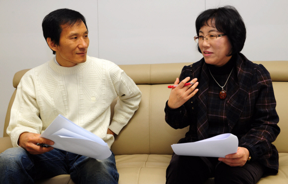 동화부문 심사위원인 이상권(왼쪽) 동화작가와 원유순 동화작가가 지난달 16일 당선작을 고르고 있다. 손형준기자 boltagoo@seoul.co.kr