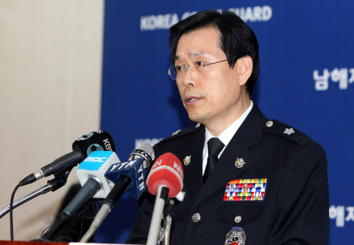 삼호주얼리호 해적사건 특별수사본부장인 김충규 남해해양경찰청장이 30일 오전 수사계획을 밝히고 있다. 부산 연합뉴스