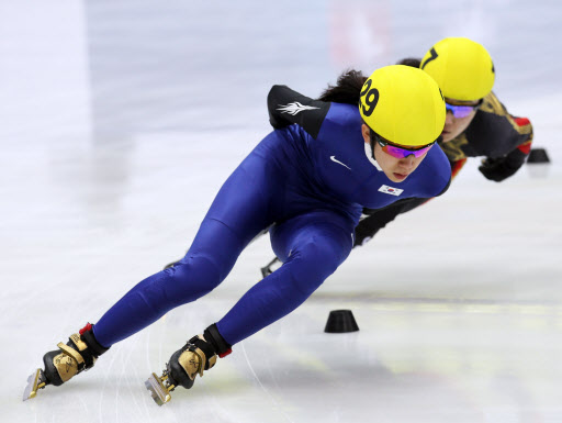 <동계아시안>조해리 1000m 은메달 (아스타나=연합뉴스) 진성철 기자 = 제7회 아스타나-알마티 동계아시안게임이 계속된 2일 카자흐스탄 실내국립사이클경기장에서 쇼트트랙 여자 1000m 예선에서 조해리가 코너를 돌고 있다.