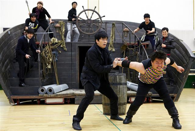 지난 15일 서울 예장동 남산창작센터에서 몬테크리스토 백작 역의 신성록(앞줄 왼쪽) 등 출연진이 해적과 싸우는 장면을 연습하고 있다. EMK뮤지컬 제공