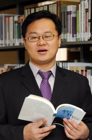 울릉도 출신 국제법학자로서 ‘독도! 울릉도에서는 보인다’는 책을 대표 집필한 홍성근 박사. “국제법상 (해당국가 영토에서) 섬이 보이느냐 안 보이느냐가 영유권 주장의 출발점”이라고 강조했다. 류재림기자 jawoolim@seoul.co.kr