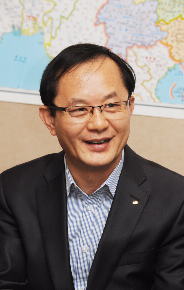 지난 9일 서울 구로동 ‘NK지식인연대’ 사무실에서 만난 김흥광 대표가 국경지대에 있는 통신원들의 활동내용과 최근의 북한 소식 등을 전하고 있다. 류재림기자 jawoolim@seoul.co.kr