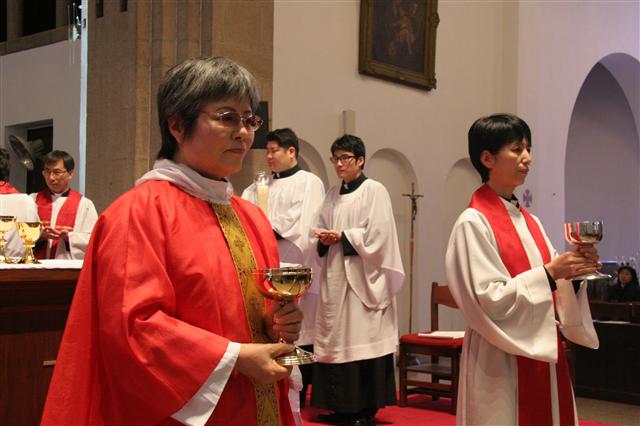 민병옥 신부가 지난 11일 서울 주교좌교회에서 열린 감사성찬례에서 미사를 드리고 있다. 대한성공회 제공